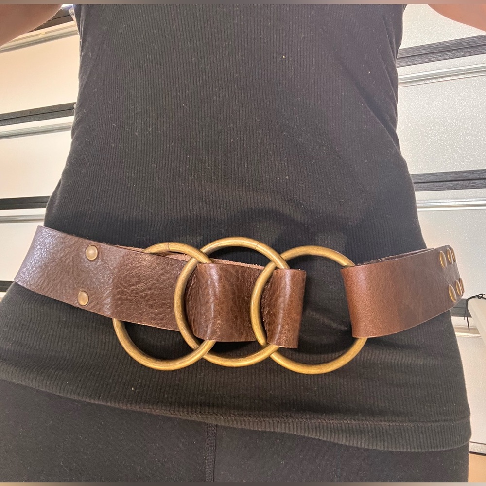 Brown leather belt with three ring antiqued brass hardware. Size small
